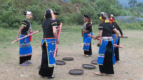 侬族同胞表演侬剧。（图片来源：因特网）