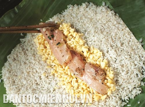 村民包圆柱形粽子。 包裹圆柱形粽子时,糯米在外面,粽子馅为绿豆和猪肉。 村民包圆柱形粽子。 包裹圆柱形粽子时,糯米在外面,粽子馅为绿豆和猪肉。