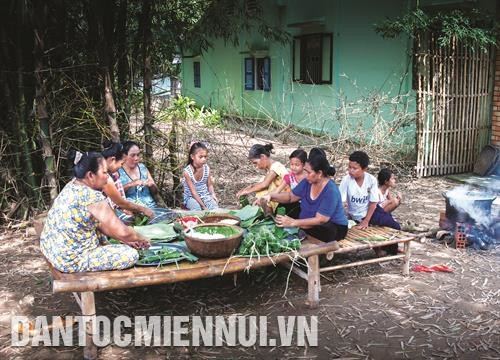 在节日和春节期间,各村寨的高棉族就聚在一起包裹粽子。 在节日和春节期间,各村寨的高棉族就聚在一起包裹粽子。