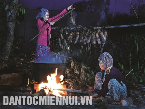 村民一起煮粽子。 村民一起煮粽子。