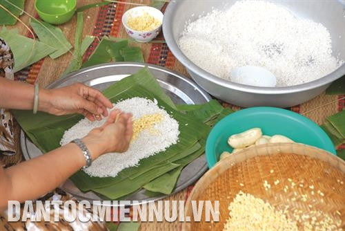 村民包圆柱形粽子。 包裹圆柱形粽子时，糯米在外面，粽子馅为绿豆和猪肉。