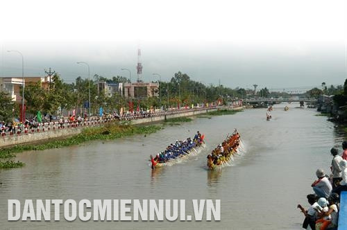 渭水县高棉族同胞地区农村面貌换新颜。记者 维姜 摄 水县高棉族家庭户共800个，人口3000多，主要居住在该县渭水、渭平和永忠三个乡。记者 维姜 摄 渭水县赛龙舟吸引县内广大人民群众前来观看。记者 维姜 摄