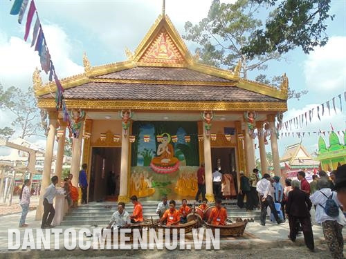 渭水县高棉族同胞地区农村面貌换新颜。记者 维姜 摄 水县高棉族家庭户共800个，人口3000多，主要居住在该县渭水、渭平和永忠三个乡。记者 维姜 摄 渭水县赛龙舟吸引县内广大人民群众前来观看。记者 维姜 摄
