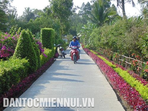 通往渭水县各高棉族村庄的道路路面已铺钢筋混凝土和沥青。记者 维姜 摄