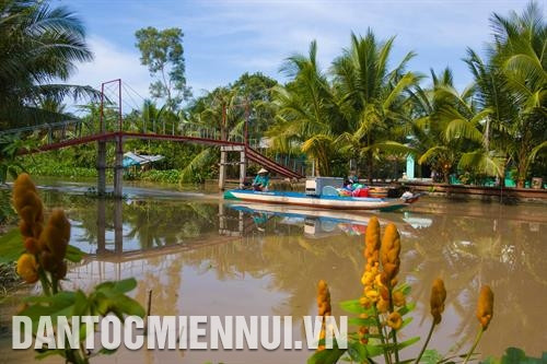 渭水县高棉族同胞地区农村面貌换新颜。记者 维姜 摄 水县高棉族家庭户共800个,人口3000多,主要居住在该县渭水、渭平和永忠三个乡。记者 维姜 摄 渭水县赛龙舟吸引县内广大人民群众前来观看。记者 维姜 摄 渭水县高棉族同胞地区农村面貌换新颜。记者 维姜 摄 水县高棉族家庭户共800个,人口3000多,主要居住在该县渭水、渭平和永忠三个乡。记者 维姜 摄 渭水县赛龙舟吸引县内广大人民群众前来观看。记者 维姜 摄