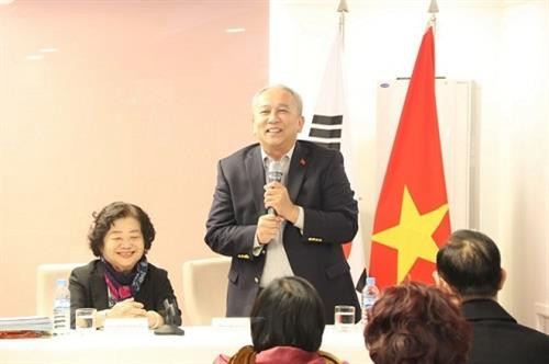 越南驻韩大使阮武秀在见面会上发言。（图片来源：越通社）