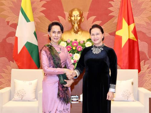 越南国会主席阮氏金银会见缅甸国家顾问兼外交部长昂山素季。越通社记者 仲德 摄