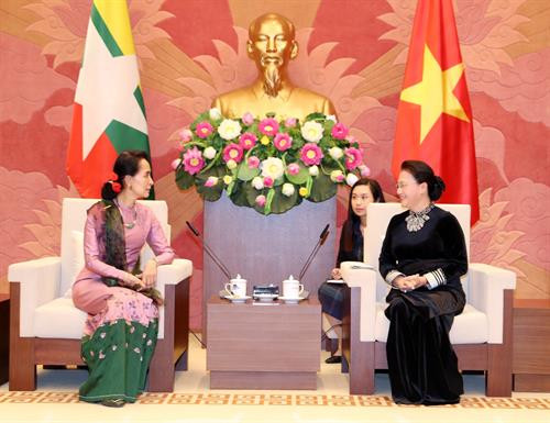越南国会主席阮氏金银会见缅甸国家顾问兼外交部长昂山素季。越通社记者 仲德 摄