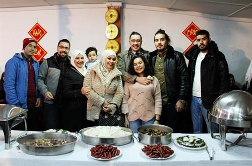 参加2019己亥春节见面会的国际朋友。图自越通社 参加2019己亥春节见面会的国际朋友。图自越通社