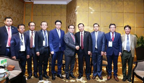 双方代表合影。图自因特网