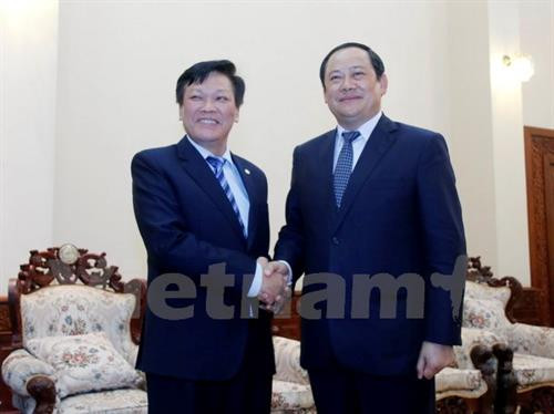 老挝副总理宋赛• 西潘敦和越南内务部副部长阮唯升（左）。（图片来源：越通社）