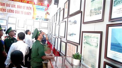 2日在广治省举行的“黄沙、长沙归属越南—历史证据和法律依据”展览会。图自越通社