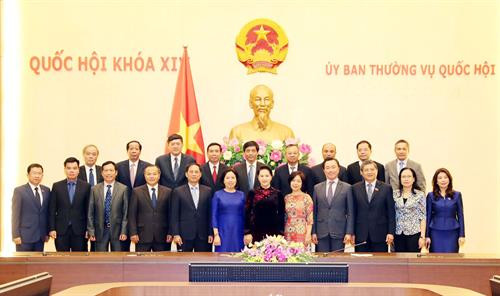 越南国会主席阮氏金银与各位代表合影 图自越通社