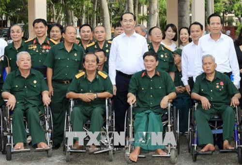 陈大光主席与伤残军人们合影。越通社记者 颜创 摄