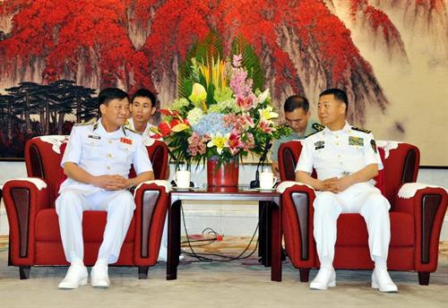 越南人民海军高级干部代表团团长潘文稳少将（左）拜会中共中央军委政治工作部主任苗华上将。图自越通社