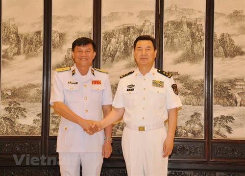 越南人民海军高级干部代表团团长潘文稳少将（左）和中国人民解放军海军政治委员秦生祥中将。图自越通社