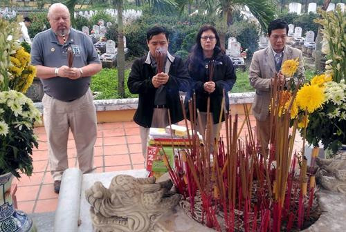 双方代表向烈士们敬香。（图片来源：越通社）