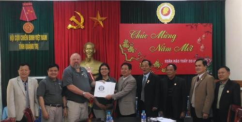 美国越南战争退役军人协会向广治省移交烈士遗骸档案。（图片来源：越通社）