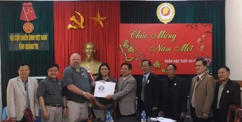 美国越南战争退役军人协会向广治省移交烈士遗骸档案。（图片来源：越通社）