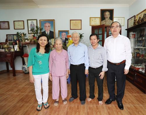 阮富仲和阮善仁与武志功同志亲人合影。（图片来源：越通社）
