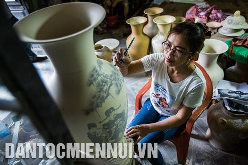 陶瓷产品图案制作过程。 记者 刘仲达 摄 陶瓷产品图案制作过程。 记者 刘仲达 摄