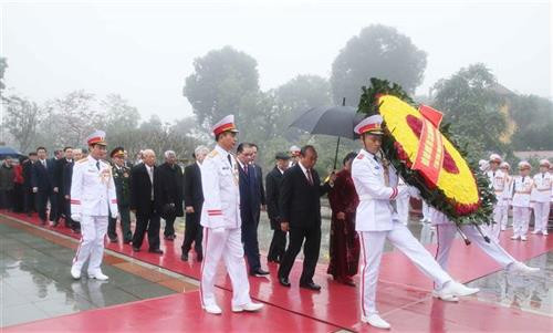 越共中央委员会、国家主席、国会、政府和祖国阵线中央委员会组成的越南党和国家领导代表团来到烈士纪念碑上香。图自越通社 越共中央委员会、国家主席、国会、政府和祖国阵线中央委员会组成的越南党和国家领导代表团来到烈士纪念碑上香。图自越通社