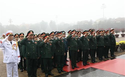 国防部、公安部等代表团拜谒胡志明主席陵墓。图自越通社 国防部、公安部等代表团拜谒胡志明主席陵墓。图自越通社