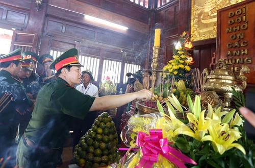 国防部部长吴春历向英雄烈士敬香。（图片来源：越通社）