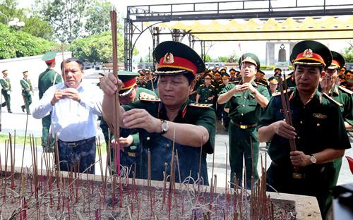 国防部部长吴春历向英雄烈士敬香。（图片来源：越通社）