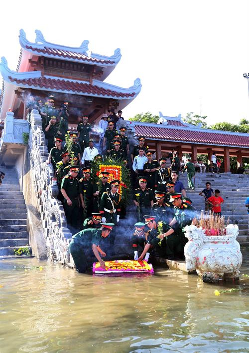国防部部长吴春历向英雄烈士敬香。（图片来源：越通社）
