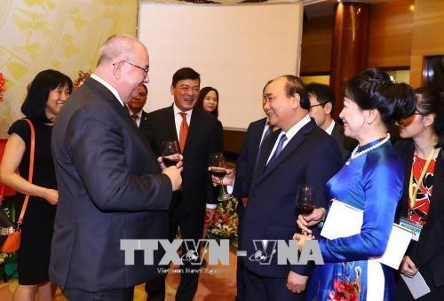 越南政府总理阮春福与夫人同国际朋友一起庆祝越南国庆节 图自越通社