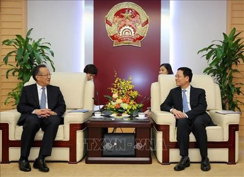 越共中央委员、中央宣教部副部长、信息与传媒部部长阮孟雄(右)会见新华社副社长张宿堂。图自越通社 越共中央委员、中央宣教部副部长、信息与传媒部部长阮孟雄(右)会见新华社副社长张宿堂。图自越通社