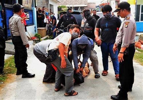 印尼总统佐科•维多多就职前印尼捣毁多起炸弹袭击阴谋。图自越通社 印尼总统佐科•维多多就职前印尼捣毁多起炸弹袭击阴谋。图自越通社