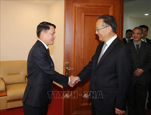 越通社社长(左)与新华社副社长张宿堂握手。图自越通社 越通社社长(左)与新华社副社长张宿堂握手。图自越通社