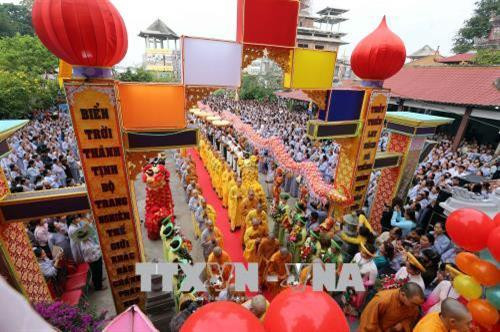 岘港市确保2018年观世音-五行山庙会吸引成千上万佛教信徒和游客前来参加。（图片来源：越通社）