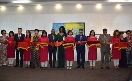 “母亲与大自然”画展亮相越南妇女博物馆。(图片来源:因特网) “母亲与大自然”画展亮相越南妇女博物馆。(图片来源:因特网)