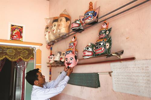 高棉族一些传统帽子和面具