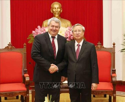 越共中央政治局委员、中央书记处常务书记陈国旺(右)会见捷克和摩拉维亚共产党主席、众议院副议长沃伊杰赫·菲利普。图自越通社 越共中央政治局委员、中央书记处常务书记陈国旺(右)会见捷克和摩拉维亚共产党主席、众议院副议长沃伊杰赫·菲利普。图自越通社