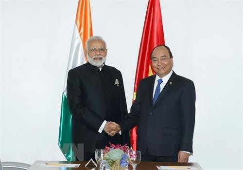越南政府总理阮春福（右）和印度总理纳伦德拉•莫迪握手。（图片来源：越通社）