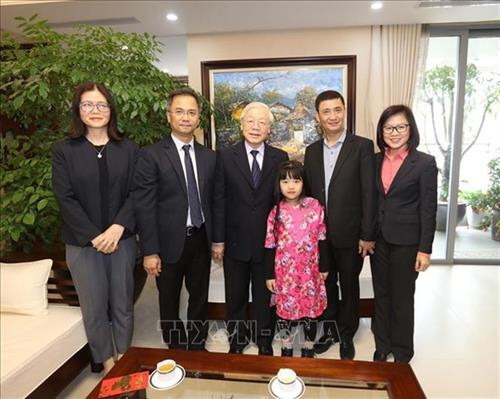 越共中央总书记、国家主席阮富仲与已故越共中央总书记长征家属合影。越通社记者 智勇 摄