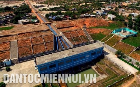 向平顺省北平县和胜和红峰两乡提供生活用水和灌溉用水，改造生态环境和减少沙漠化的黎红峰水利工程。记者 安孝 摄