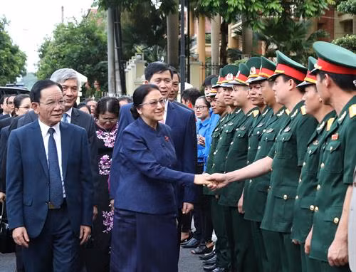 老挝国会主席巴妮访问山罗省。(图片来源:越通社) 老挝国会主席巴妮访问山罗省。(图片来源:越通社)