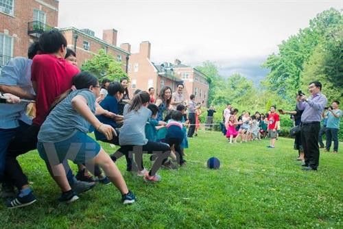 在越南和老挝驻美国大使馆举行年度团结友好交流会期间，双方还举行拔河友谊赛。（图片来源：越通社）