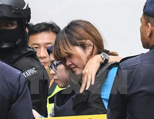 被马来西亚警察逮捕的越南公民段氏香(蓝衣)。 图自越通社 被马来西亚警察逮捕的越南公民段氏香(蓝衣)。 图自越通社