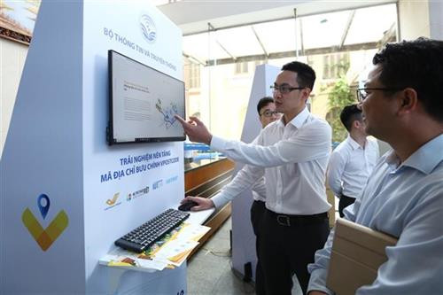各代表参观Vpostcode邮政地址编码平台上线仪式。图自越通社