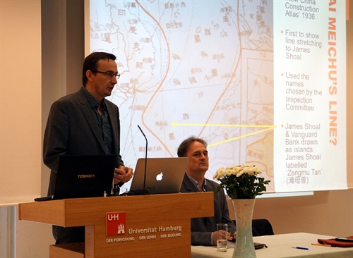 英国皇家国际事务研究所专家、《东海:亚洲权力之争》一书作者比尔·海顿(Bill Hayton)博士在研讨会上发表题为“谁占有了东海”的讲话。(图片来源:越通社) 英国皇家国际事务研究所专家、《东海:亚洲权力之争》一书作者比尔·海顿(Bill Hayton)博士在研讨会上发表题为“谁占有了东海”的讲话。(图片来源:越通社)