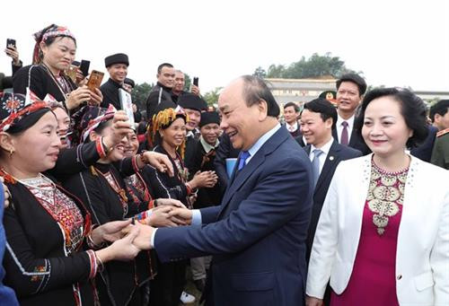 政府总理阮春福向镇安县人民送去春节美好祝福。图自越通社