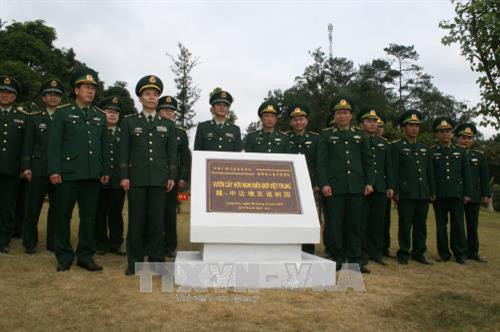 中国友谊关边防检查站与越南友谊国际边防屯干部们合影。(图片来源:越通社) 中国友谊关边防检查站与越南友谊国际边防屯干部们合影。(图片来源:越通社)