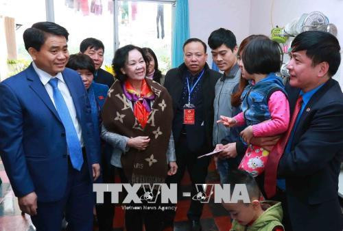 张氏梅与党、国家领导及河内市领导走访慰问北升龙工业区的员工家庭。（图片来源：越通社）