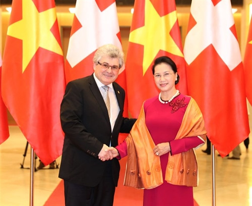 国会主席阮氏金银(右）和瑞士联邦院议长伊沃·比绍夫贝尔格（左）。（图片来源：越通社）